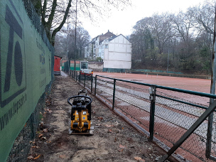 Hilfsstraße über die Plätze mit Rüttler